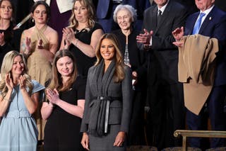 Aplausos como a primeira -dama Melania Trump chega à câmara da casa